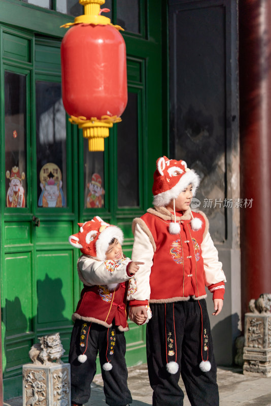 中国传统新年春节儿童红色可爱喜庆服装