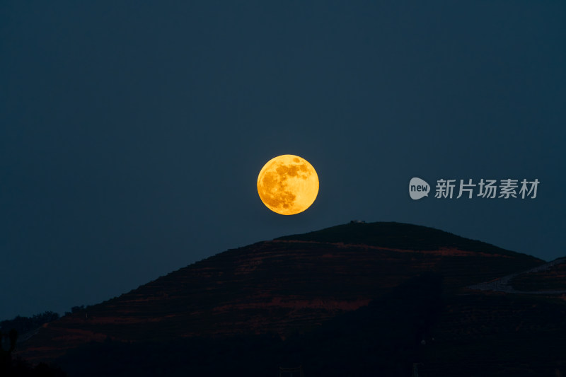 山巅之上的一轮明月夜景