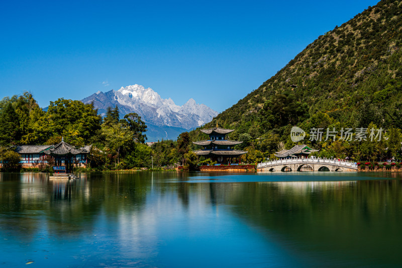 云南丽江黑龙潭公园航拍玉龙雪山