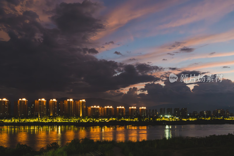 夕阳下的城市轮廓