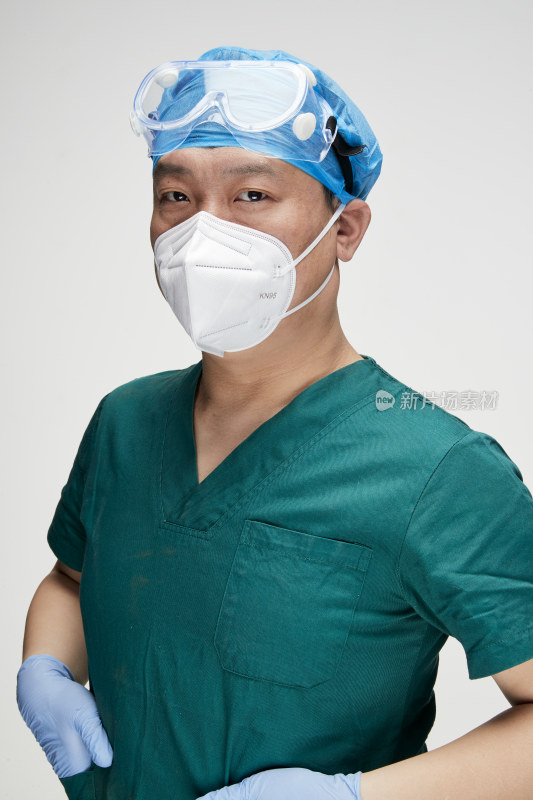 穿刷手衣黛手术帽手术手套护目镜的男性医生