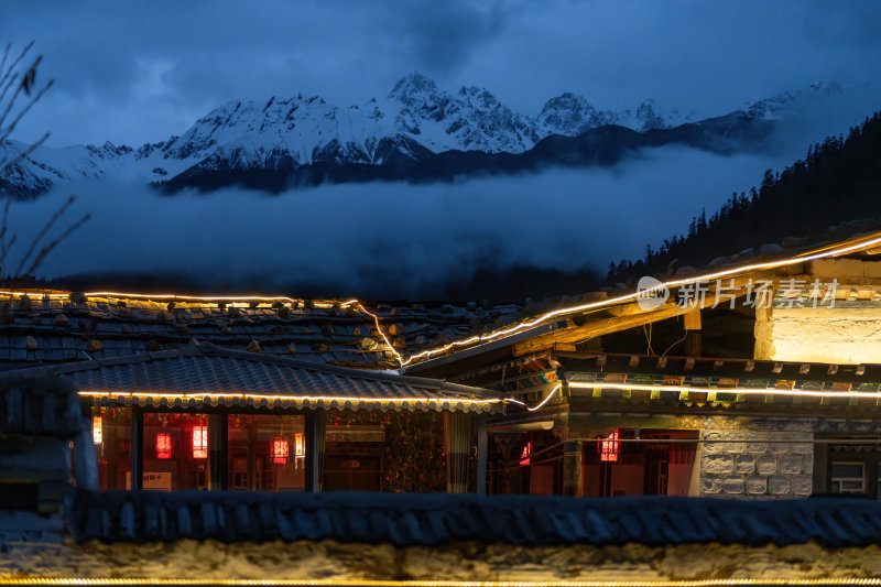 西藏林芝鲁朗小镇夜幕降临雪山下的藏式客栈