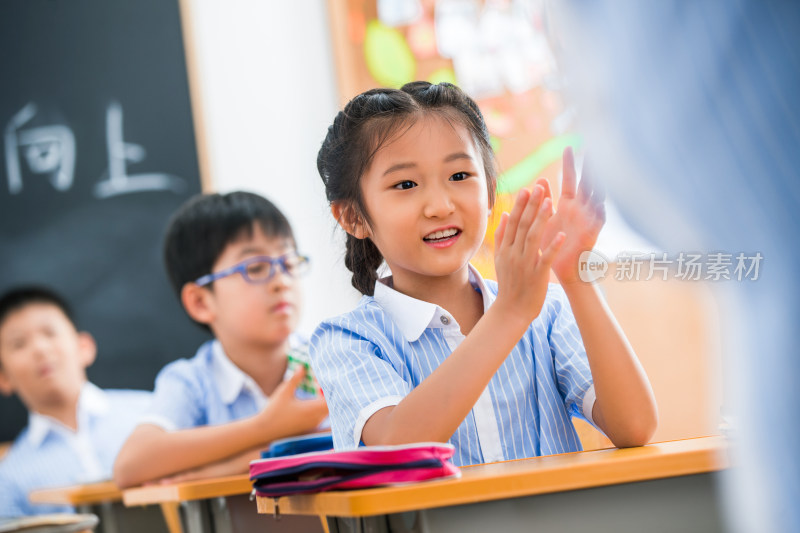 小学生在教室里