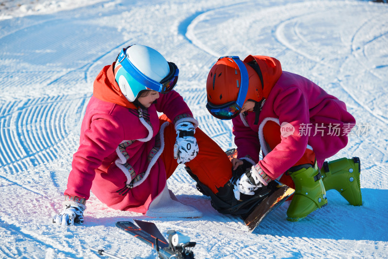 在滑雪场进行滑雪运动的年轻女性