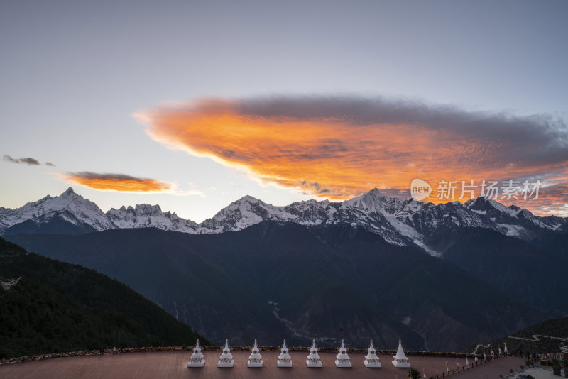 梅里雪山与彩云的壮美景观