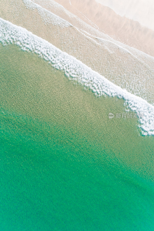 俯瞰海浪拍打沙滩景象