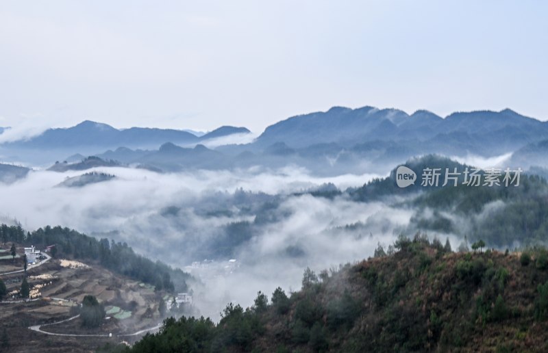 重庆酉阳：雾气中的山村田园