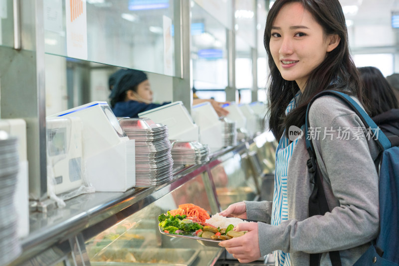 大学生在食堂里用餐