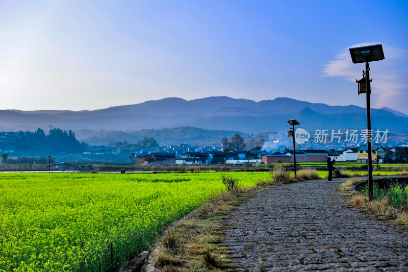 田野小径与远处山峦景观