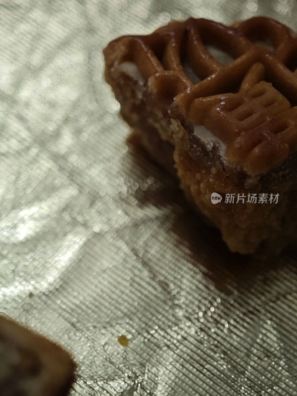 切开的月饼展示内部馅料特写