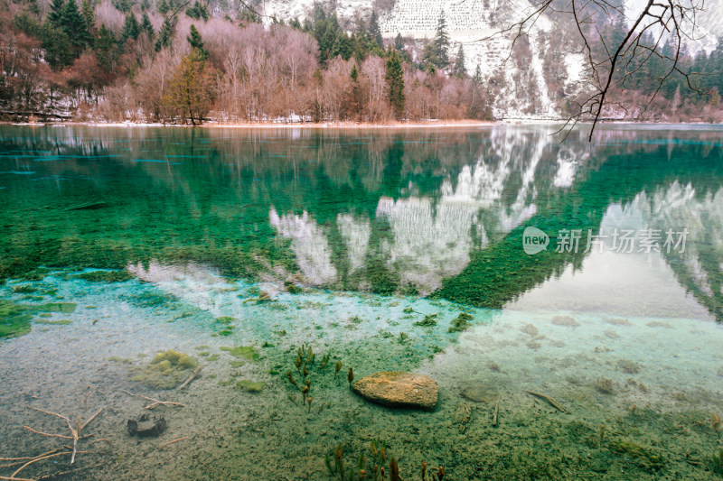 川西九寨沟冬季雪山碧蓝海子唯美