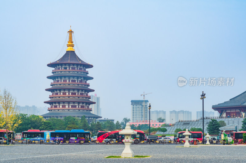 马路对面的隋唐洛阳城遗址公园，天堂建筑