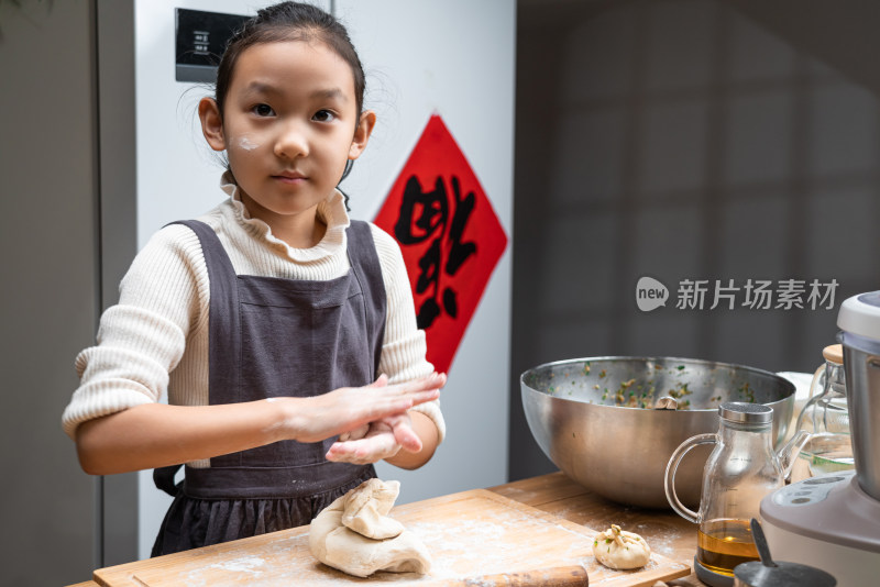 中国农历新年包饺子的中国女孩