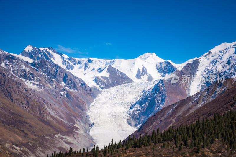 新疆天山山脉宏伟雪山风景