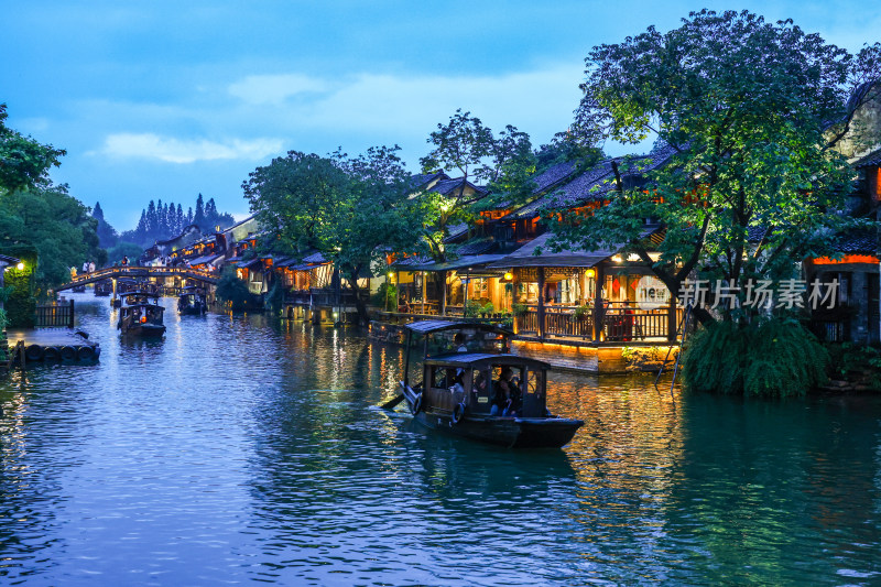 梅雨季的乌镇西栅夜景