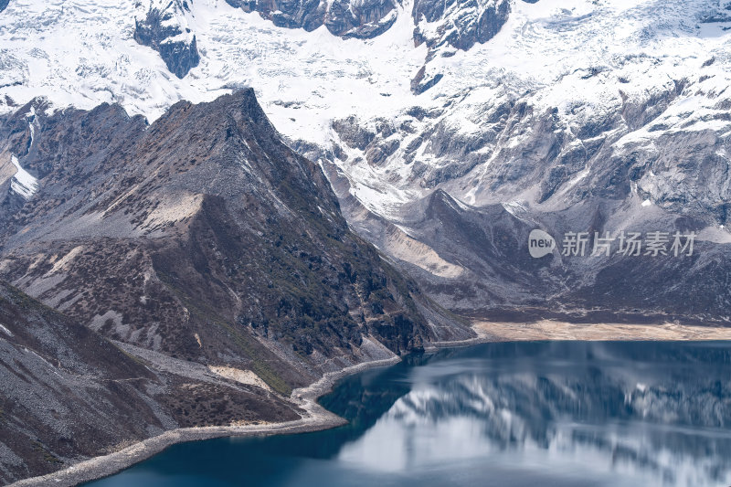 西藏山南洛扎秘境库拉岗日雪山湖泊壮丽景色