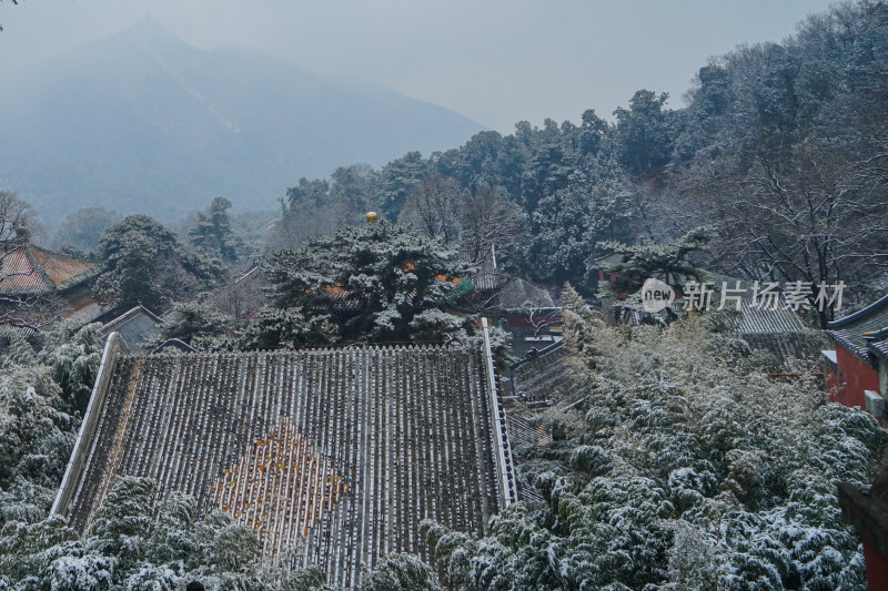 红螺寺冬季建筑积雪松树