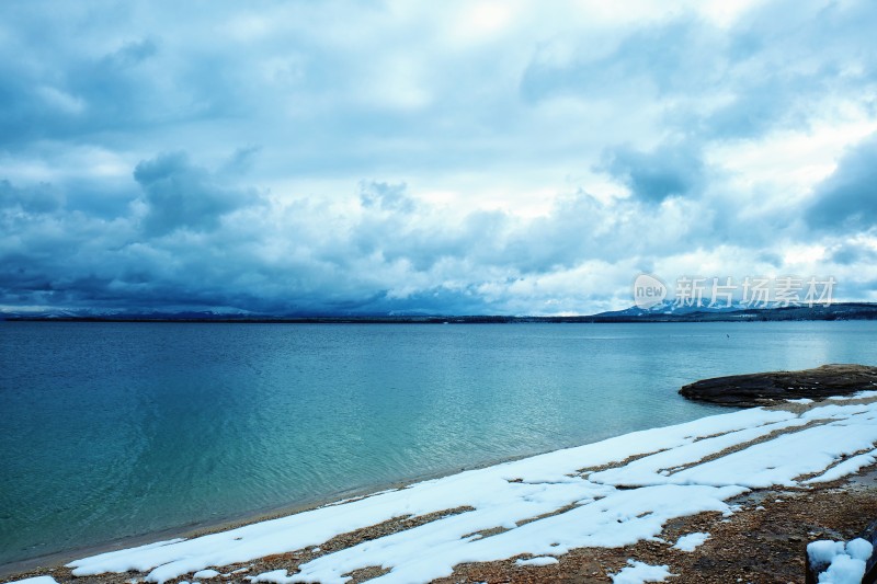 冬天森林公园湖边雪景