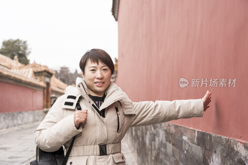 初冬游览北京故宫博物院的亚裔女性