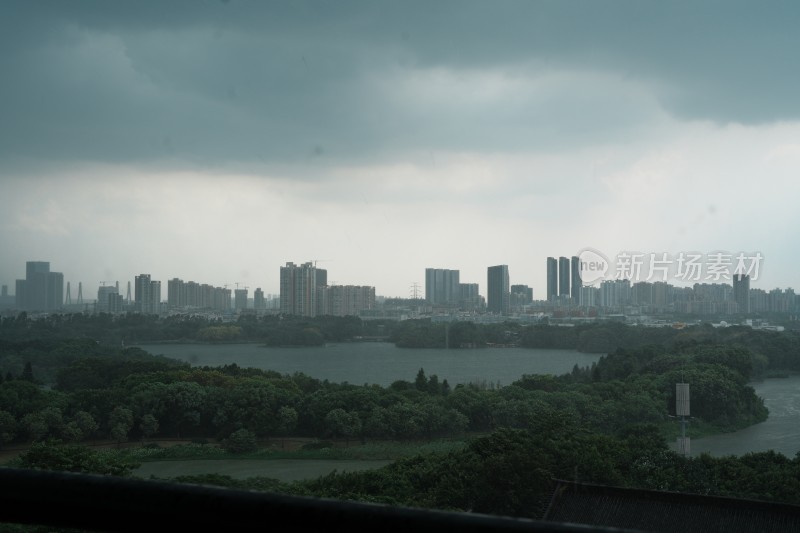 暴雨来临前的广州一角