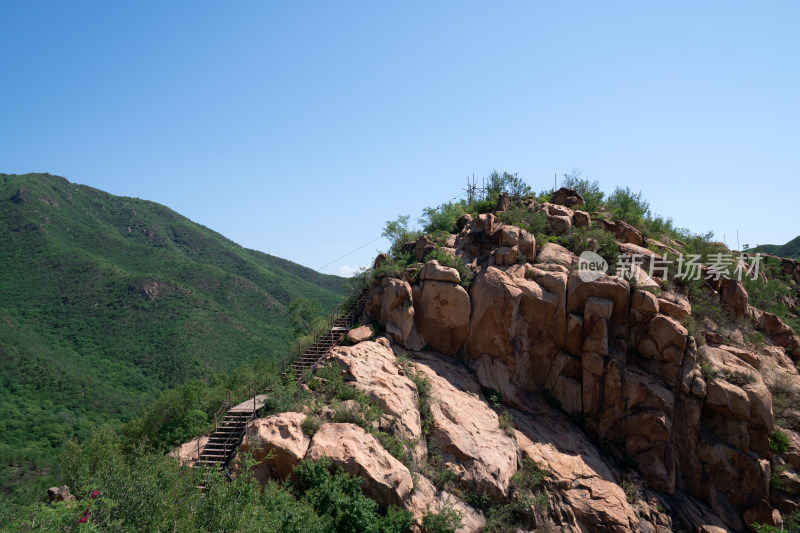 夏季登山远眺绿油油的山体