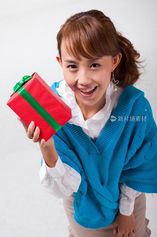 年轻女人抱着礼物盒