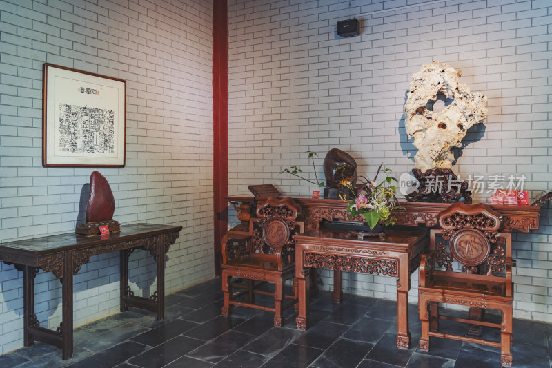 柳州柳侯公园-有奇石和红木的中式风格房间