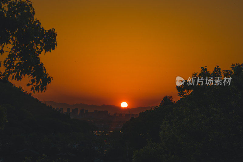 太阳即将落下前的村庄剪影