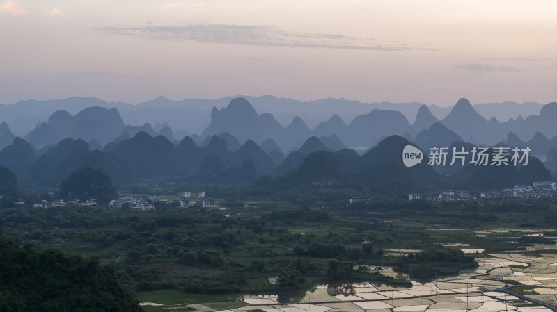 桂林阳朔喀斯特地貌水墨画山水画