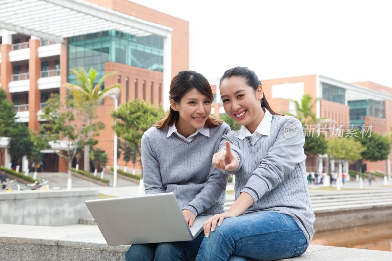 年轻大学生在校园里使用笔记本电脑