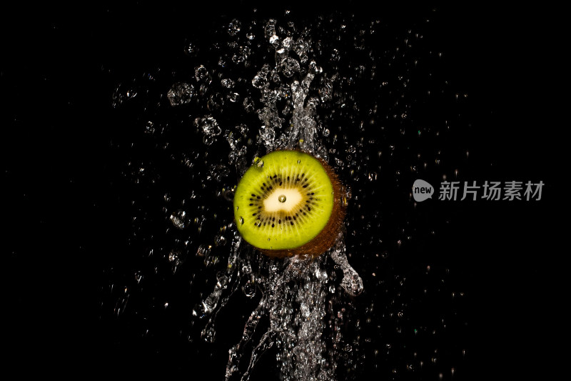 猕猴桃入水溅起水花瞬间