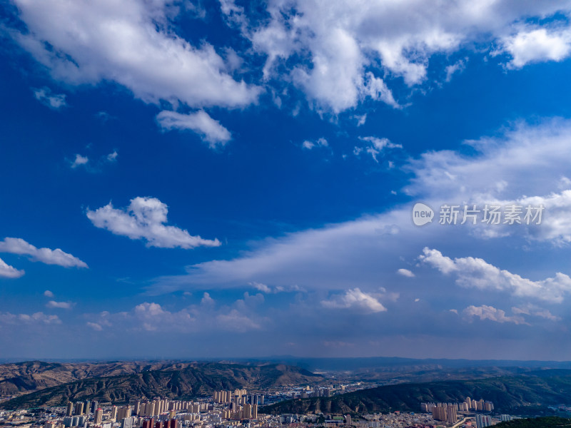 西北地区山区高山种植蓝天白云航拍图