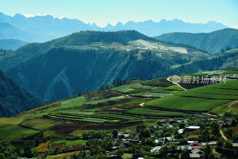 云南山间梯田风光