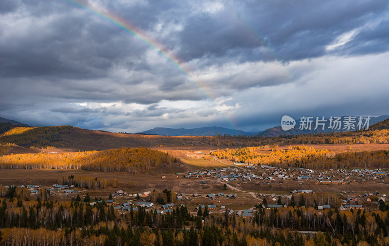秋天新疆禾木村的双彩虹