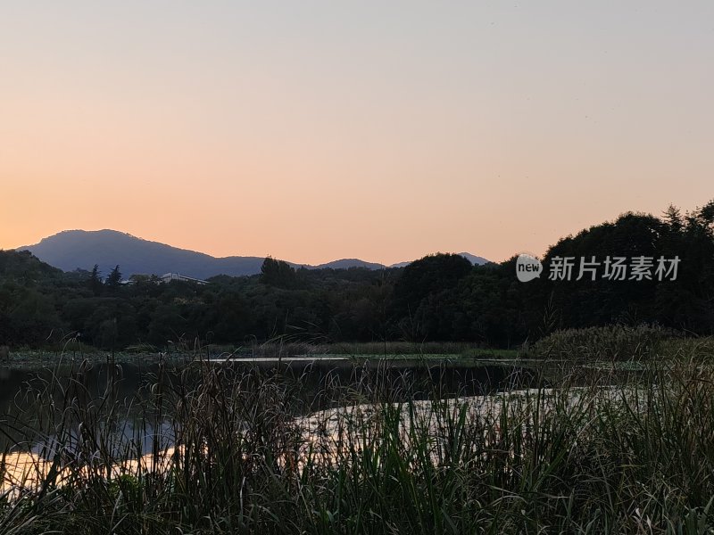 日落时分的湖泊山林自然风景