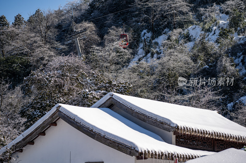 四川眉山瓦屋山景区冬日雪景山间小屋