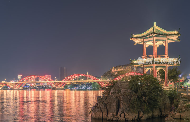 广西柳州江滨公园-文惠桥和岸边的凉亭