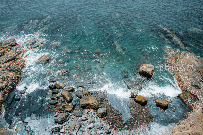 礁石海岸浪花冲击岩石壮阔风景