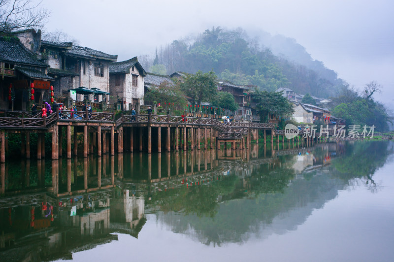 细雨中的四川柳江古镇