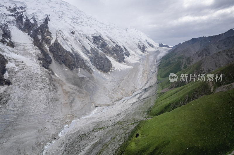 新疆天山的冰川与雪山