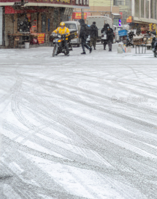 下着大雪的马路