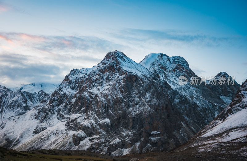 雪山日落自然风景