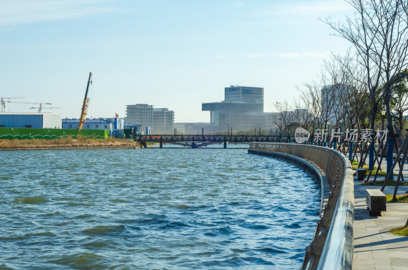 上海滴水湖的岸边建设风光