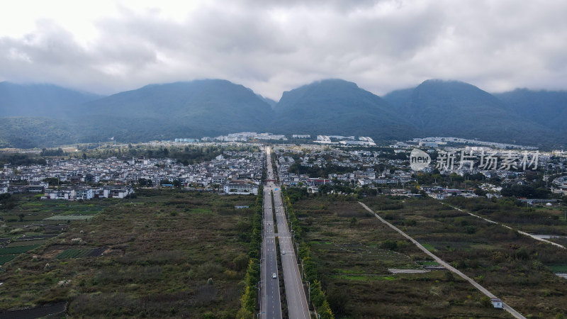 公路沿线自然风光俯瞰