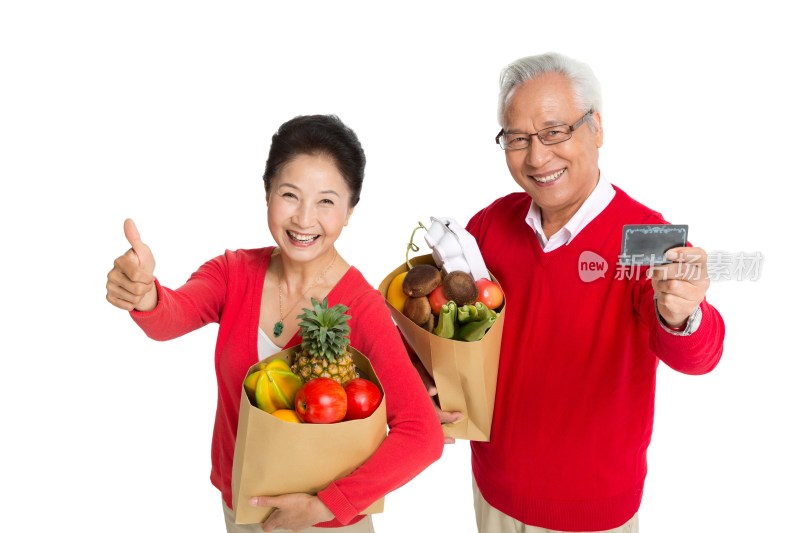 棚拍老年夫妻拿着银行卡超市购物