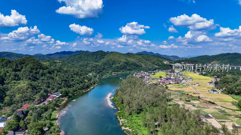 青山绿水蓝天白云自然风光航拍图