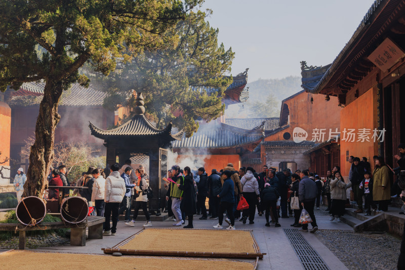 国清寺建筑前人群聚集的热闹景象