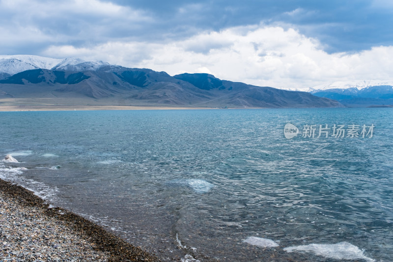 新疆赛里木湖蓝天白云雪山湖泊绝美风光