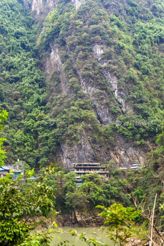 贵州沿河：悬壁上的公路