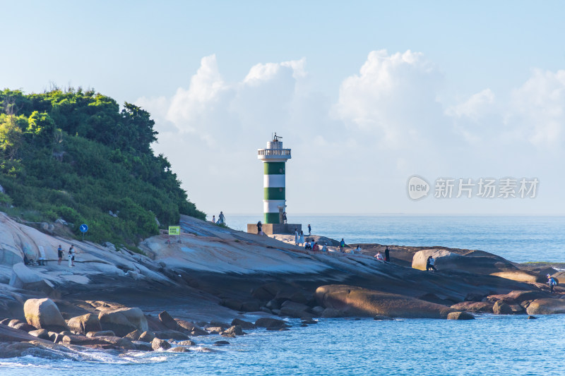 东山岛海边岩石上的绿白相间灯塔